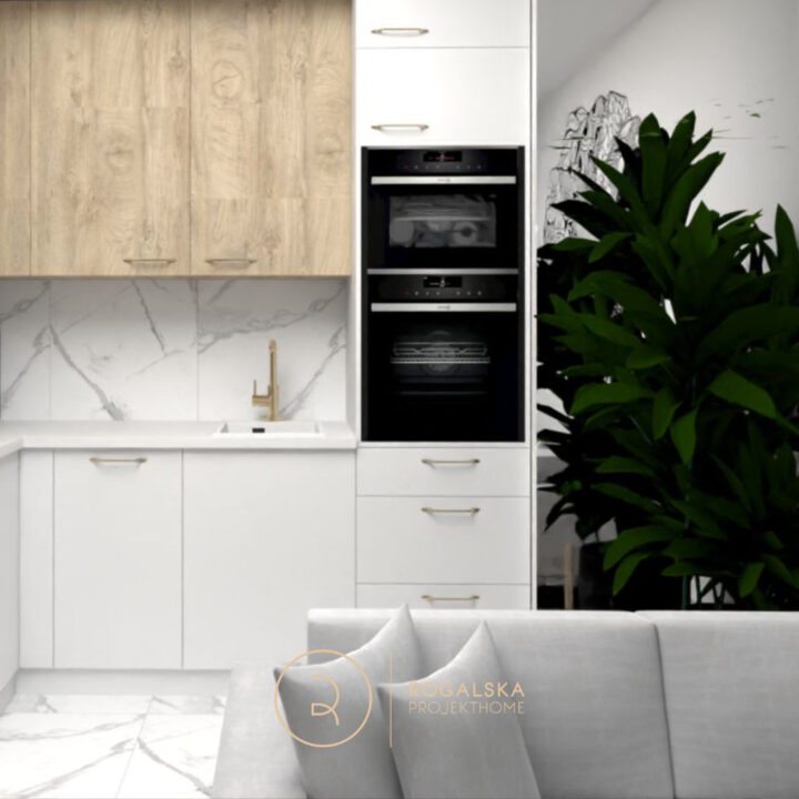 Aneks kuchenny w kolorze bieli i drewna, Marmur na ścianie oraz podłodze, duże lustro uzupełniające przestrzeń, rośliny zielone.