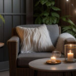 Przytulny kącik wypoczynkowy w salonie – fotel z miękką poduszką z futerka i kocem, otoczony roślinami doniczkowymi. Na stolikach zapalone świece w szklanych lampionach tworzą nastrojowe oświetlenie, a w tle delikatne girlandy świetlne dodają ciepła wnętrzu.
