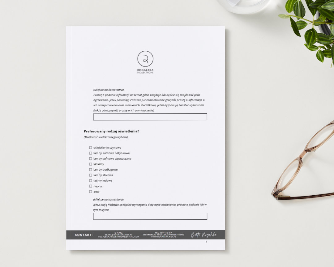 Zdjęcie przedstawia ankiety projektowe, które klienci wypełniają przed rozpoczęciem współpracy z firmą rogalska.projekthome. Ankiety pomagają określić potrzeby i preferencje klienta w zakresie projektowania wnętrz.