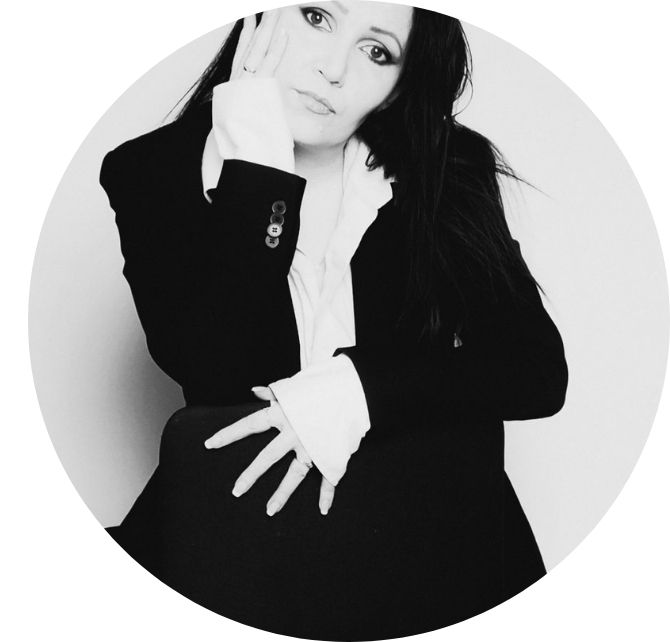 Beata Rogalska - Projektant wnętrz Wrocław oraz Online. Właścicielka firmy: ROGALSKA.PROJEKTHOME. Sesja biznesowa. Zdjęcie czarno-białe.